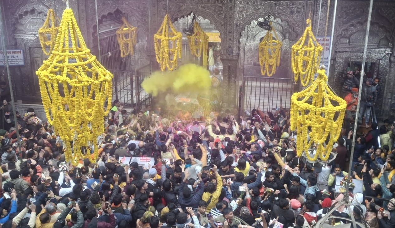 बसंत पंचमी पर बांके बिहारी मंदिर में जमकर उड़ा गुलाल, ब्रज में 40 दिवसीय होली का शुभारंभ