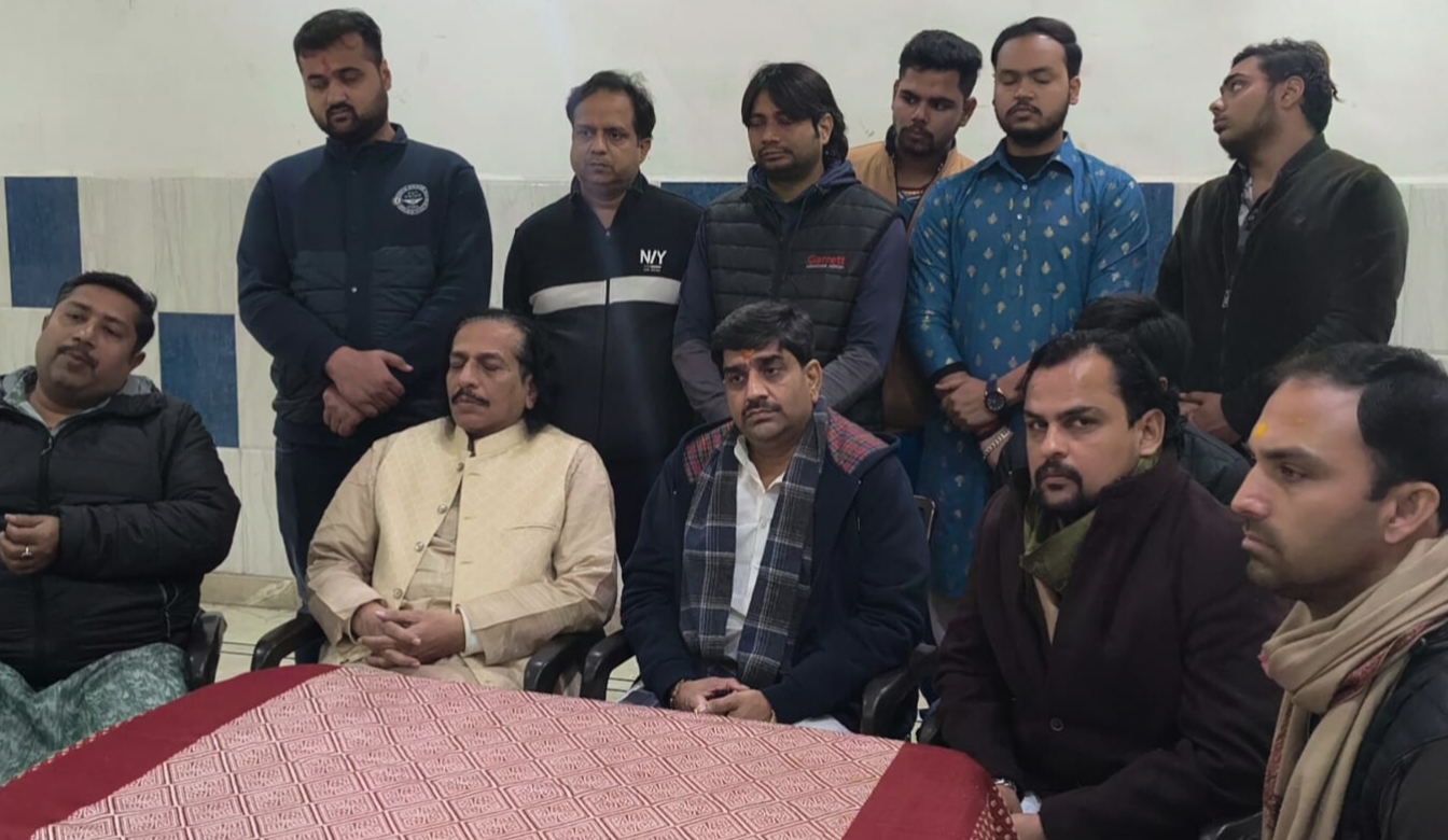 प्रयागराज घटना पर भड़के बांके बिहारी मंदिर के सेवायत गोस्वामी, प्रशासन के खिलाफ जताया कड़ा विरोध