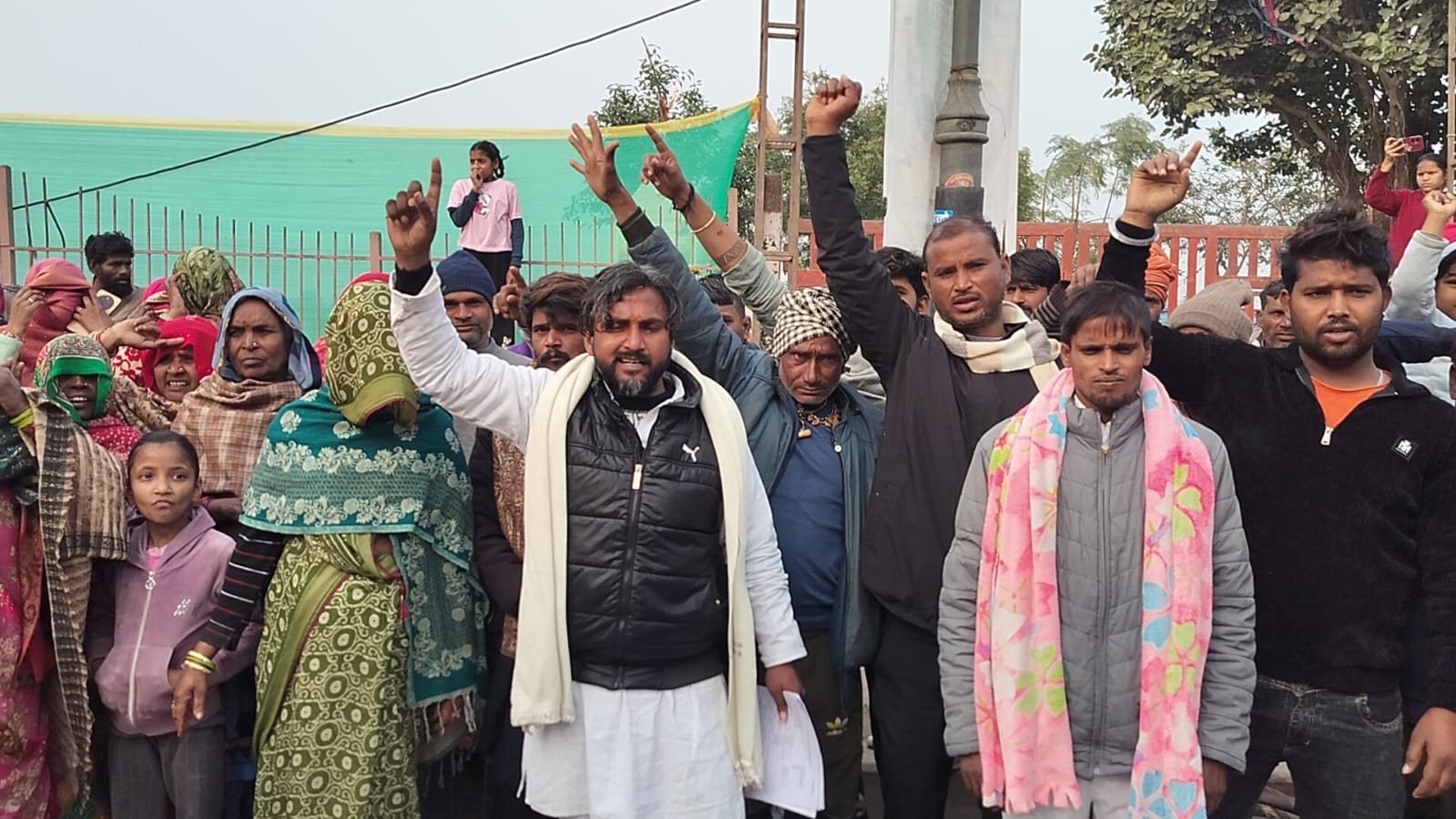 ग्राम सभा की जमीन और शिव मंदिर पर भूमाफिया का कब्जा, सैकड़ों लोगों ने एसडीएम से लगाई गुहार