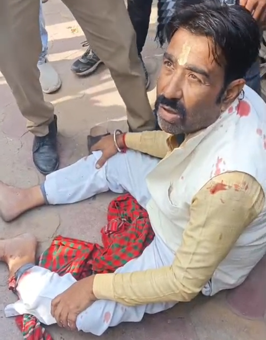 वृन्दावन में खुलेआम खूनी खेल, मथुरा गेट पुलिस चौकी के साये में चली बांक- सरिया