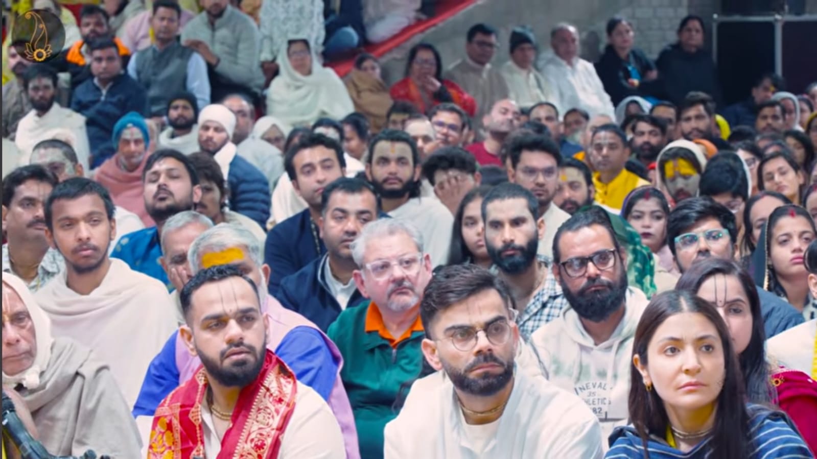 संत प्रेमानंद महाराज से मिले विराट–अनुष्का, आश्रम के बाहर उमड़ी प्रशंसकों की भीड़