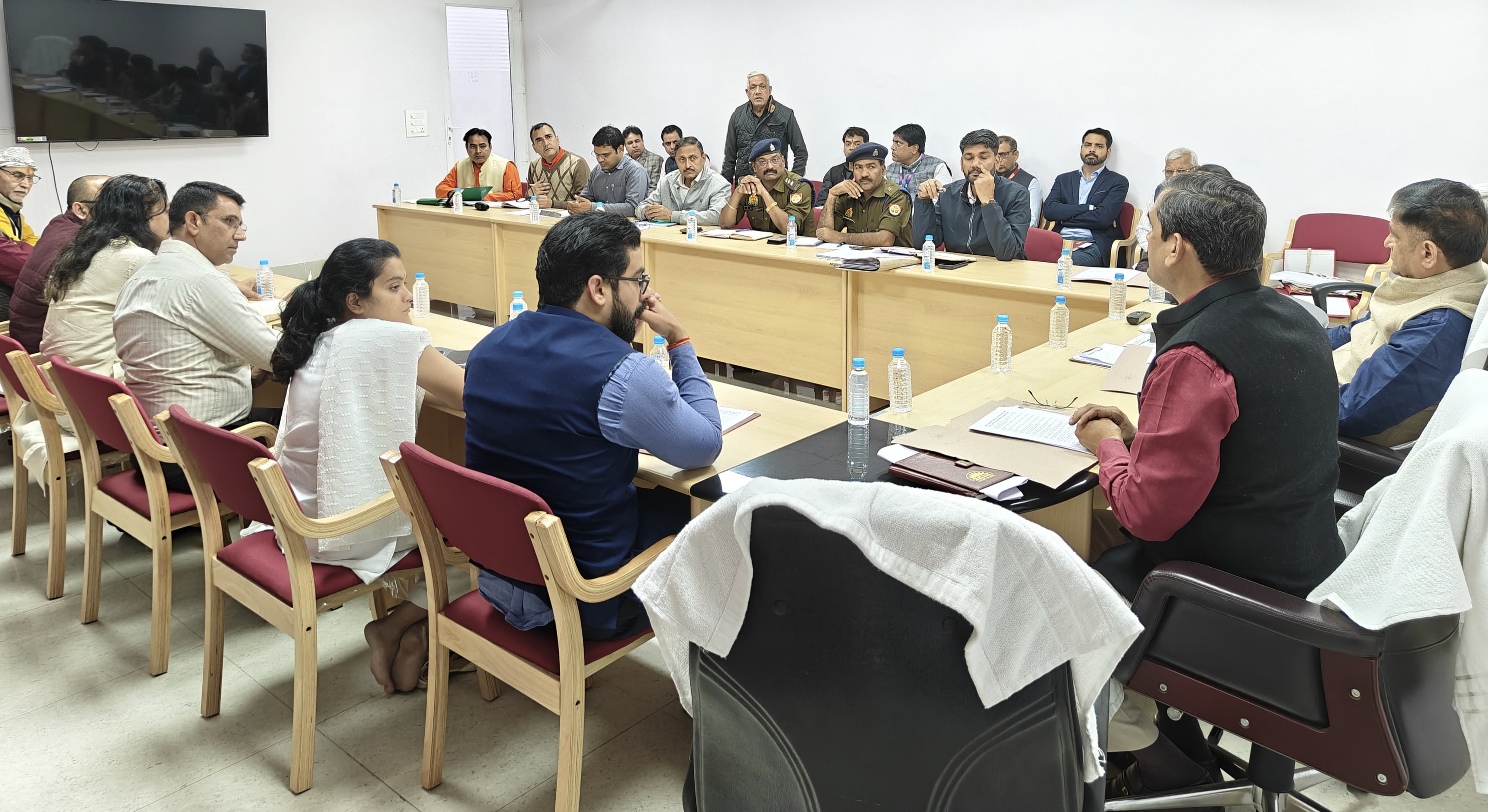 होली से पहले बांके बिहारी मंदिर में बड़े फैसले, हाई पावर्ड कमेटी की बैठक में पुष्प सजावट व दर्शन व्यवस्था पर मंथन