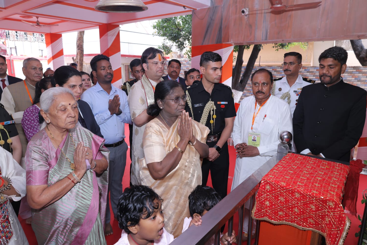 राष्ट्रपति द्रौपदी मुर्मु ने नीम करौरी बाबा आश्रम में किया पूजन