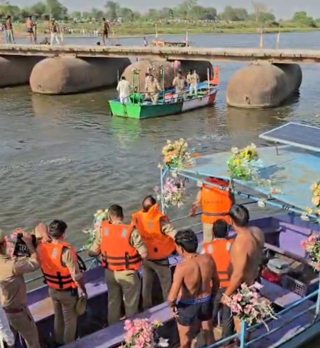 वृन्दावन में दर्दनाक हादसा : यमुना में पलटा श्रद्धालुओं से भरा स्टीमर, राहत-बचाव में जुटे गोताखोर व आर्मी टीम